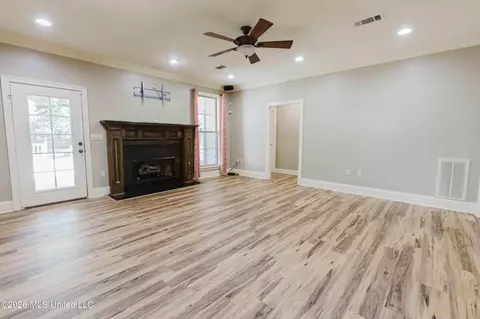 Living - 101 Sandstone Dr, Brandon, MS 39047 photo 2 of 4