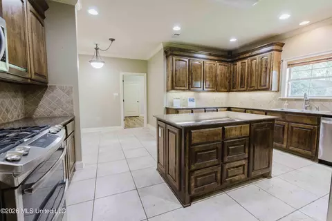 Kitchen - 101 Sandstone Dr, Brandon, MS 39047 photo 3 of 3