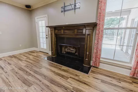 Living - 101 Sandstone Dr, Brandon, MS 39047 photo 4 of 4
