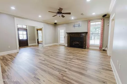 Living - 101 Sandstone Dr, Brandon, MS 39047 photo 3 of 4