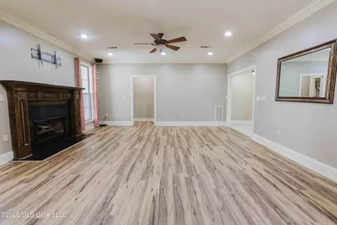Living - 101 Sandstone Dr, Brandon, MS 39047 photo 1 of 4