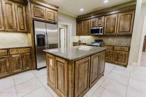 Kitchen - 101 Sandstone Dr, Brandon, MS 39047 photo 2 of 3