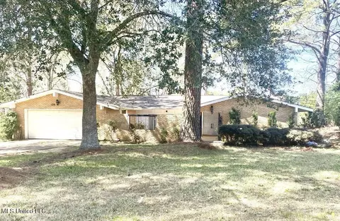 109 Swan Lake Dr, Jackson, MS 39212