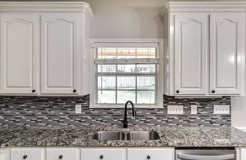 Kitchen - 2022 S Cobblestone Cv, Brandon, MS 39042 photo 4 of 5