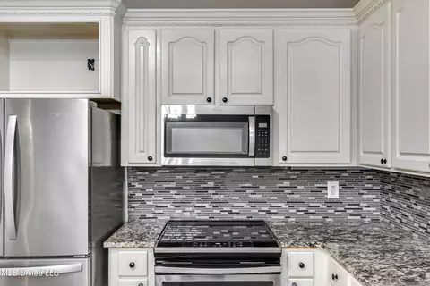Kitchen - 2022 S Cobblestone Cv, Brandon, MS 39042 photo 5 of 5