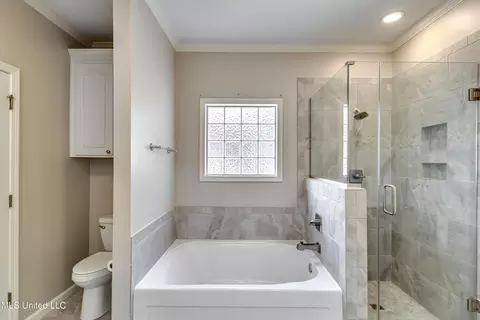 Bath - 2022 S Cobblestone Cv, Brandon, MS 39042 photo 2 of 7