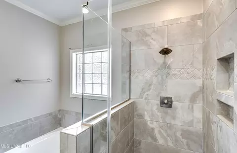 Bath - 2022 S Cobblestone Cv, Brandon, MS 39042 photo 4 of 7