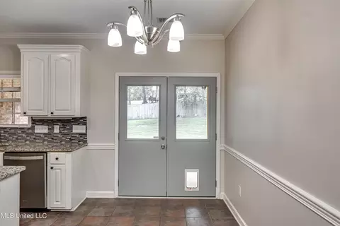 Entry Way - 2022 S Cobblestone Cv, Brandon, MS 39042 photo 2 of 2