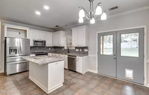 Kitchen - 2022 S Cobblestone Cv, Brandon, MS 39042 photo 1 of 5