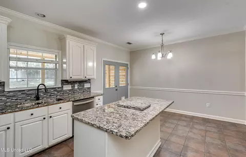 Kitchen - 2022 S Cobblestone Cv, Brandon, MS 39042 photo 2 of 5