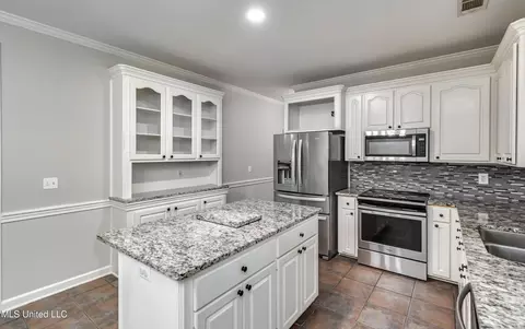 Kitchen - 2022 S Cobblestone Cv, Brandon, MS 39042 photo 3 of 5