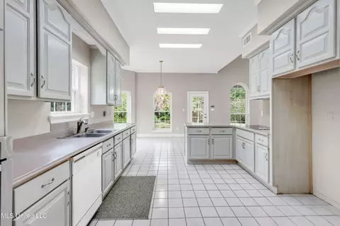 Kitchen - 79293 E Diamondhead Dr, Diamondhead, MS 39525 photo 2 of 6