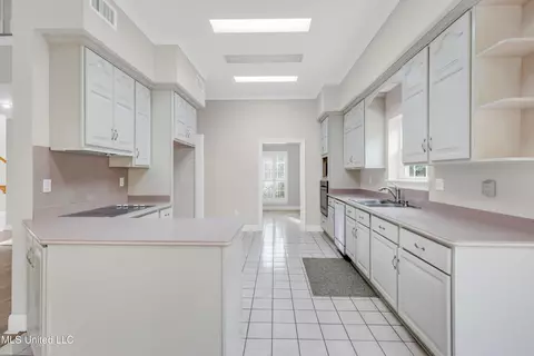 Kitchen - 79293 E Diamondhead Dr, Diamondhead, MS 39525 photo 3 of 6