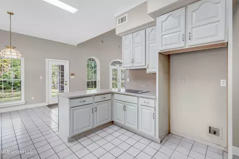 Kitchen - 79293 E Diamondhead Dr, Diamondhead, MS 39525 photo 4 of 6