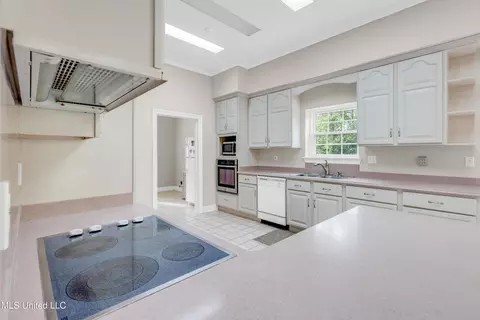 Kitchen - 79293 E Diamondhead Dr, Diamondhead, MS 39525 photo 5 of 6