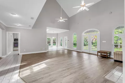 Living - 79293 E Diamondhead Dr, Diamondhead, MS 39525 photo 4 of 5