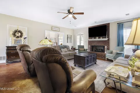 Living - 681 Gaines Rd, Hernando, MS 38632 photo 2 of 2
