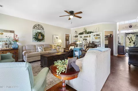 Living - 681 Gaines Rd, Hernando, MS 38632 photo 1 of 2