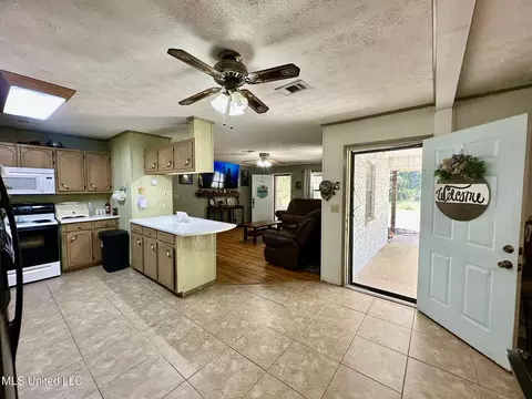 Entry Way - 117 Holifield Rd, Laurel, MS 39443 photo 2 of 2