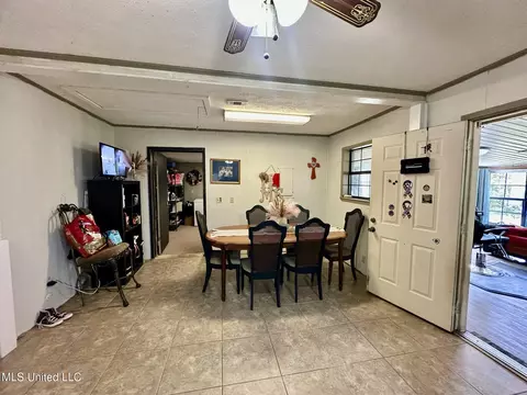 Dining - 117 Holifield Rd, Laurel, MS 39443 photo 2 of 3