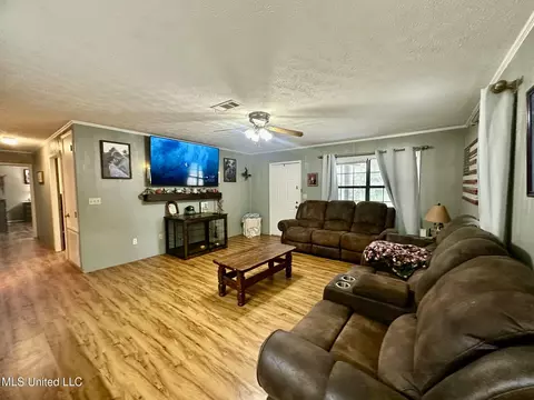 Living - 117 Holifield Rd, Laurel, MS 39443 photo 1 of 3
