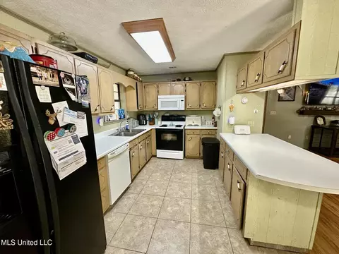 Kitchen - 117 Holifield Rd, Laurel, MS 39443 photo 3 of 5