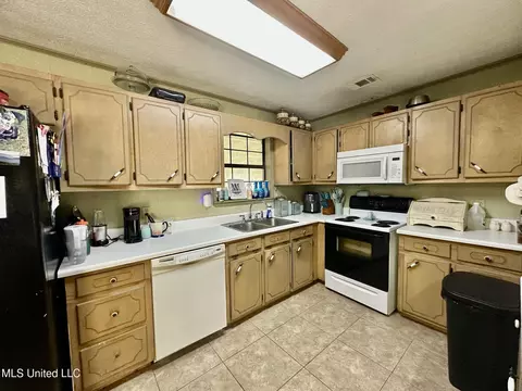 Kitchen - 117 Holifield Rd, Laurel, MS 39443 photo 1 of 5