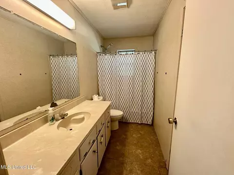 Bath - 117 Holifield Rd, Laurel, MS 39443 photo 1 of 3