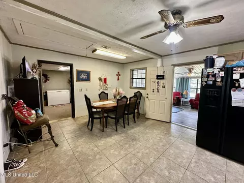 Dining - 117 Holifield Rd, Laurel, MS 39443 photo 1 of 3