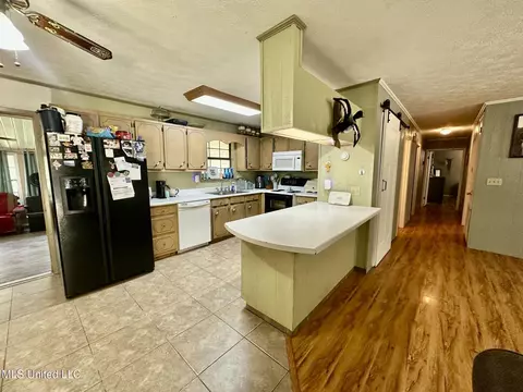 Kitchen - 117 Holifield Rd, Laurel, MS 39443 photo 4 of 5