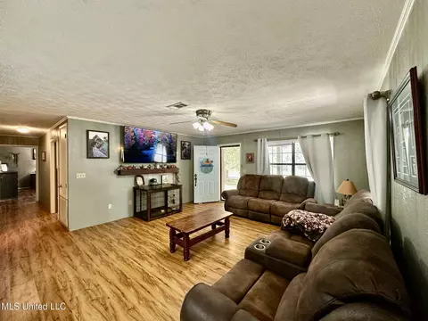 Living - 117 Holifield Rd, Laurel, MS 39443 photo 2 of 3
