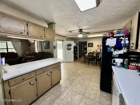 Kitchen - 117 Holifield Rd, Laurel, MS 39443 photo 2 of 5