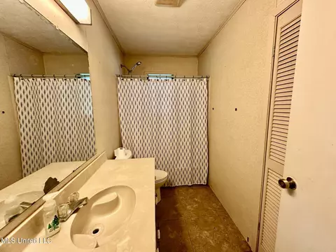 Bath - 117 Holifield Rd, Laurel, MS 39443 photo 3 of 3