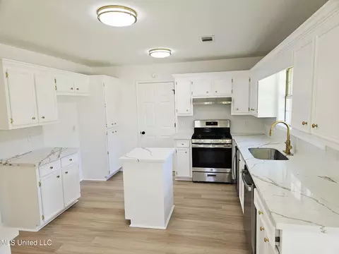 Kitchen - 109 Stanton Hall Dr, Florence, MS 39073 photo 3 of 4