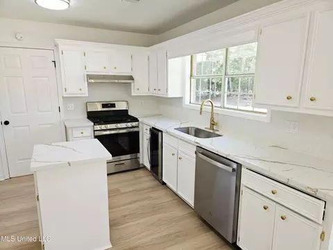 Kitchen - 109 Stanton Hall Dr, Florence, MS 39073 photo 2 of 4