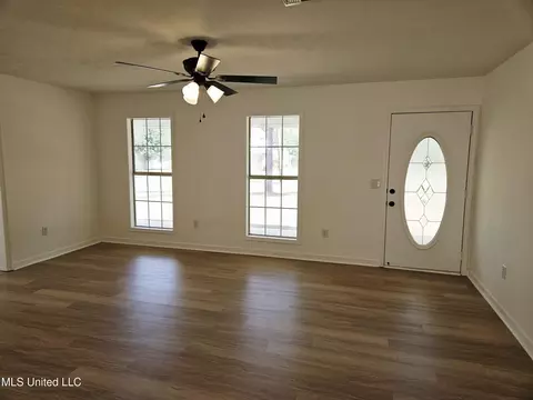 Living - 109 Stanton Hall Dr, Florence, MS 39073 photo 2 of 5
