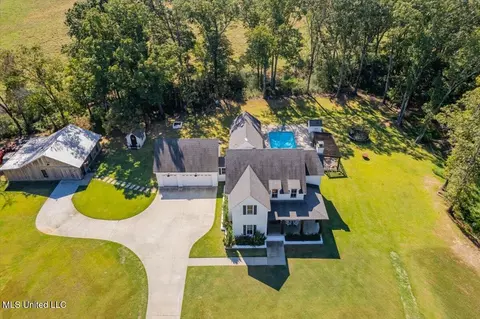 1037 Hogan Rd, Holly Springs, MS 38635