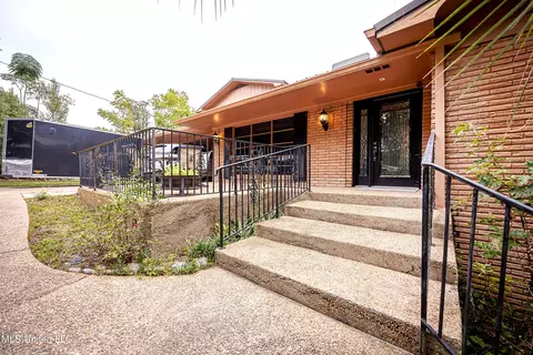 1204 Hillcrest Dr, Ocean Springs, MS 39564