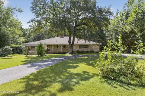 2325 N Country Club Ln, Biloxi, MS 39532