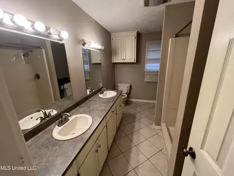 Bath - 506 E Liberty St, Osyka, MS 39657 photo 2 of 3