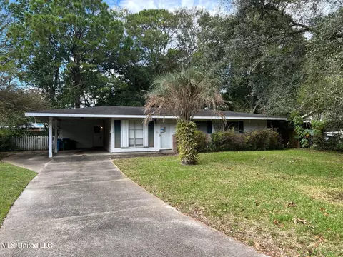 2303 Fernwood St, Pascagoula, MS 39567