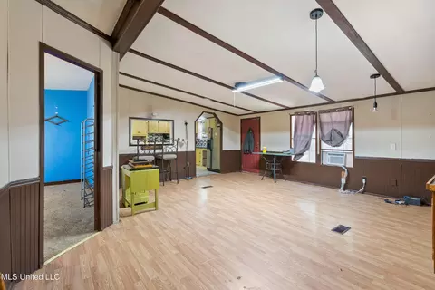 Living - 62 Carlisle Rd, Sarah, MS 38665 photo 2 of 3