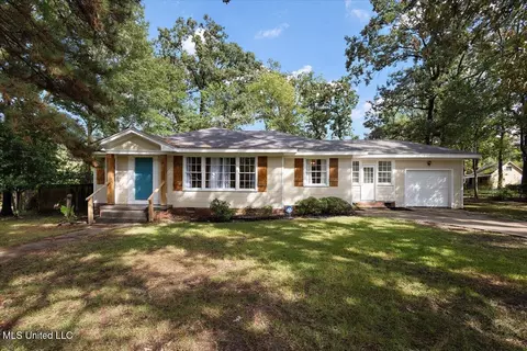 809 Oakwood Dr, Clinton, MS 39056