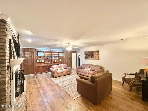 Living - 6001 Wooded Acres Rd, Vancleave, MS 39565 photo 4 of 10