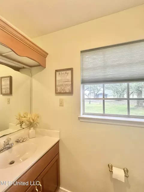 Bath - 6001 Wooded Acres Rd, Vancleave, MS 39565 photo 2 of 8