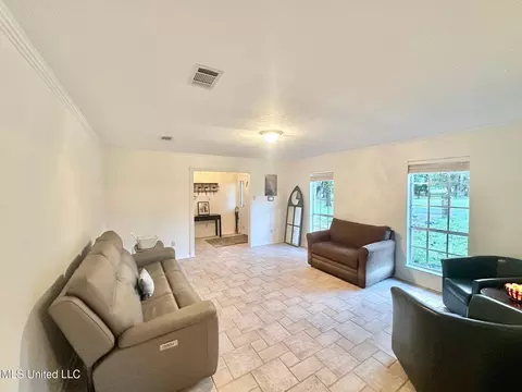 Living - 6001 Wooded Acres Rd, Vancleave, MS 39565 photo 2 of 10