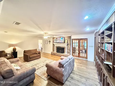 Living - 6001 Wooded Acres Rd, Vancleave, MS 39565 photo 3 of 10