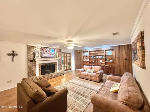 Living - 6001 Wooded Acres Rd, Vancleave, MS 39565 photo 5 of 10