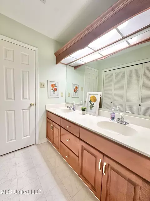 Bath - 6001 Wooded Acres Rd, Vancleave, MS 39565 photo 4 of 8