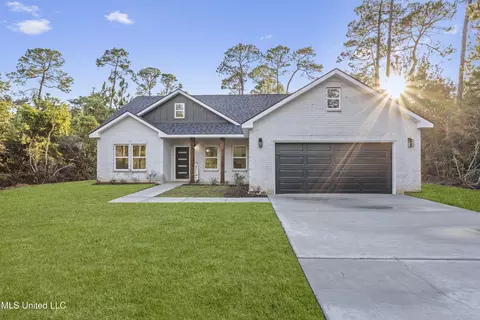 709 Pine St, Ocean Springs, MS 39564